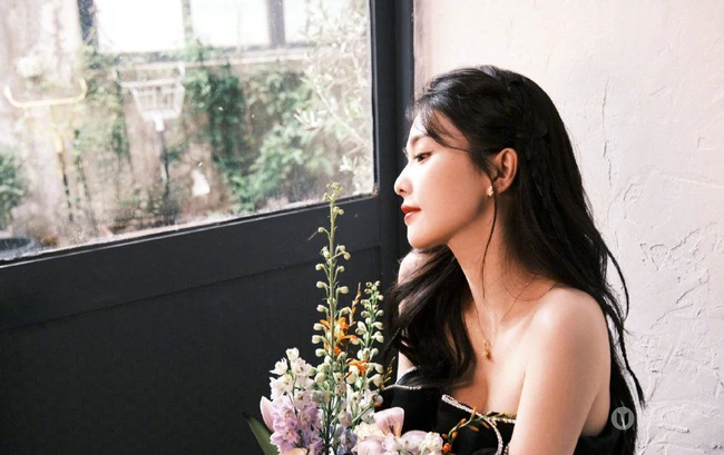 白鹿气质时尚黑色迷你短裙着身演绎花与少女唯美写真图片