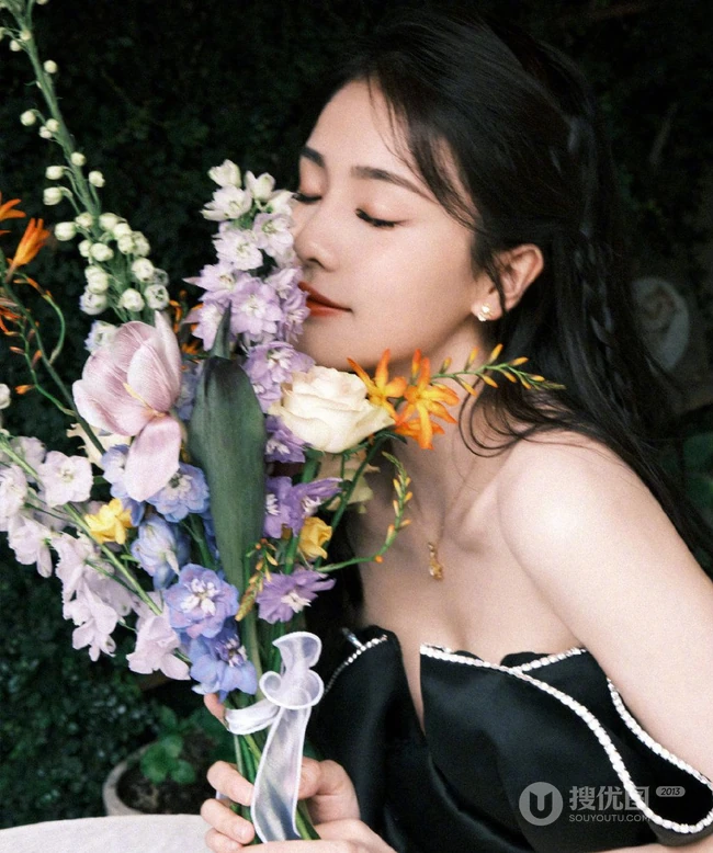 白鹿气质时尚黑色迷你短裙着身演绎花与少女唯美写真图片