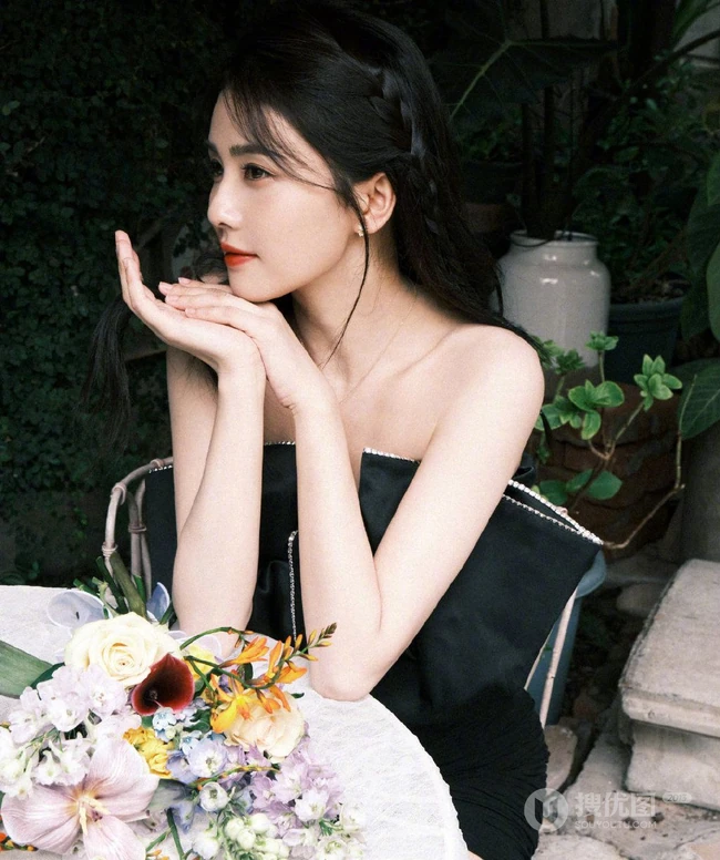 白鹿气质时尚黑色迷你短裙着身演绎花与少女唯美写真图片