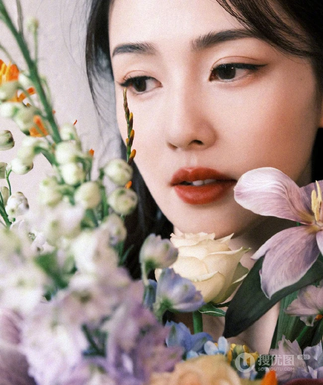 白鹿气质时尚黑色迷你短裙着身演绎花与少女唯美写真图片