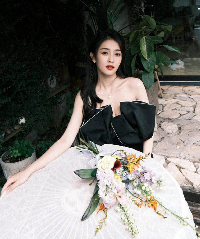白鹿气质时尚黑色迷你短裙着身演绎花与少女唯美写真图片