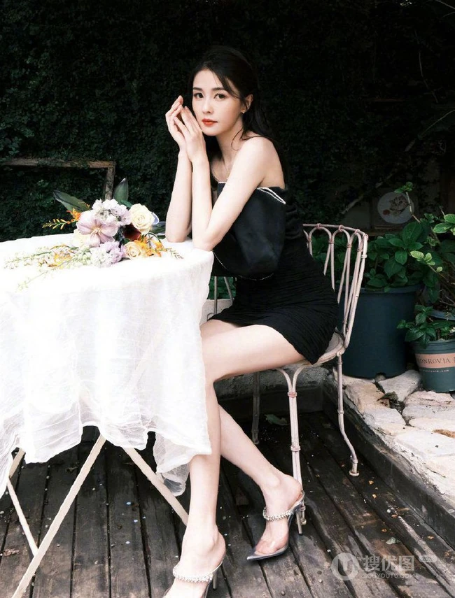 白鹿气质时尚黑色迷你短裙着身演绎花与少女唯美写真图片