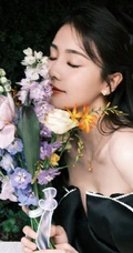 白鹿气质时尚黑色迷你短裙着身演绎花与少女唯美写真图片
