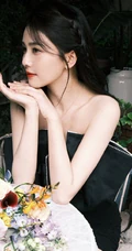 白鹿气质时尚黑色迷你短裙着身演绎花与少女唯美写真图片