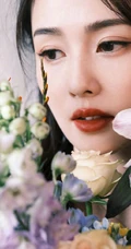 白鹿气质时尚黑色迷你短裙着身演绎花与少女唯美写真图片