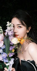 白鹿气质时尚黑色迷你短裙着身演绎花与少女唯美写真图片