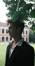 帅哥杨洋小西装黑白搭户外写真，在绿树成荫中步行的翩翩少年！