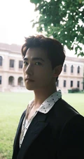 帅哥杨洋小西装黑白搭户外写真，在绿树成荫中步行的翩翩少年！
