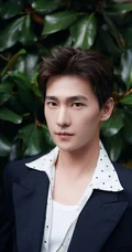 帅哥杨洋小西装黑白搭户外写真，在绿树成荫中步行的翩翩少年！