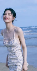 钟楚曦气质简约肩带露背长裙浪漫优雅海边写真图片
