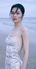 钟楚曦气质简约肩带露背长裙浪漫优雅海边写真图片