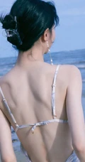 钟楚曦气质简约肩带露背长裙浪漫优雅海边写真图片