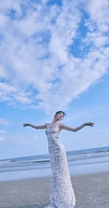 钟楚曦气质简约肩带露背长裙浪漫优雅海边写真图片