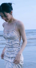 钟楚曦气质简约肩带露背长裙浪漫优雅海边写真图片