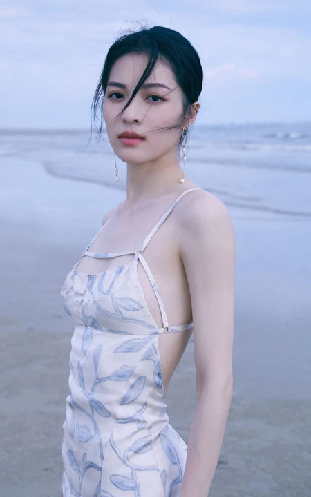 钟楚曦气质简约肩带露背长裙浪漫优雅海边写真图片