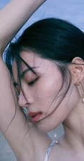 钟楚曦气质简约肩带露背长裙浪漫优雅海边写真图片