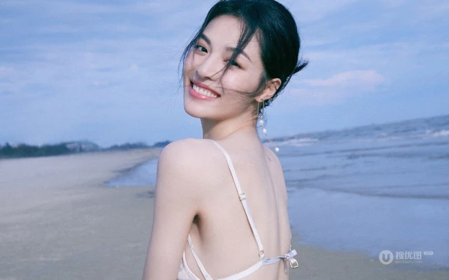 钟楚曦气质简约肩带露背长裙浪漫优雅海边写真图片