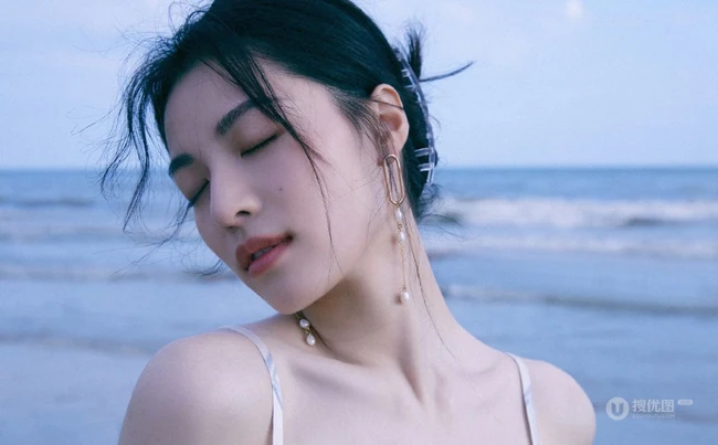 钟楚曦气质简约肩带露背长裙浪漫优雅海边写真图片
