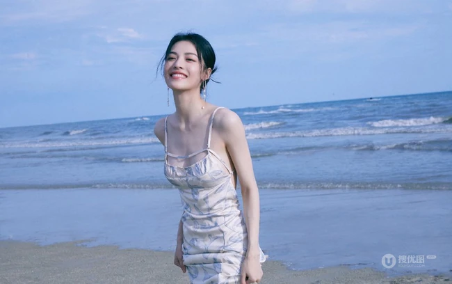 钟楚曦气质简约肩带露背长裙浪漫优雅海边写真图片