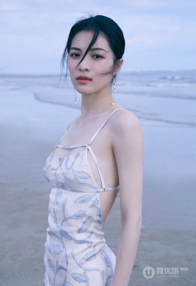 钟楚曦气质简约肩带露背长裙浪漫优雅海边写真图片