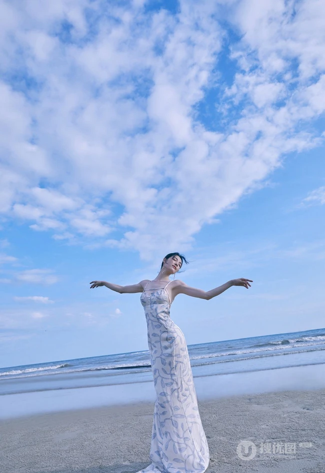 钟楚曦气质简约肩带露背长裙浪漫优雅海边写真图片