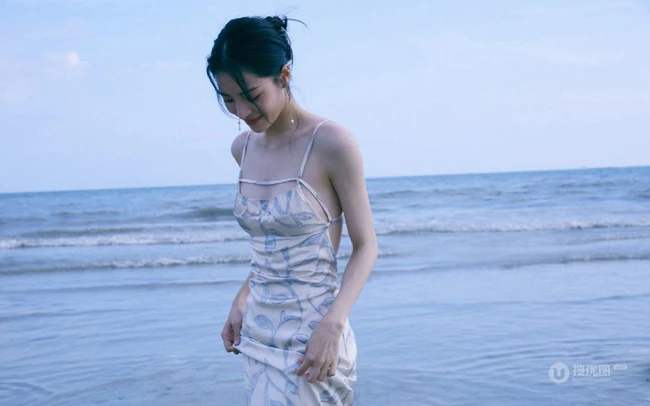 钟楚曦气质简约肩带露背长裙浪漫优雅海边写真图片