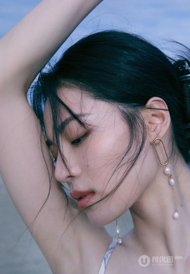 钟楚曦气质简约肩带露背长裙浪漫优雅海边写真图片