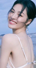 钟楚曦气质简约肩带露背长裙浪漫优雅海边写真图片