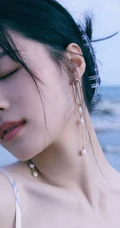 钟楚曦气质简约肩带露背长裙浪漫优雅海边写真图片