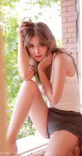 人如其名，微胖气质卷发女生肉晴MINI紧身白背心短裤窗台柔美写真图片