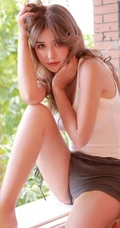 人如其名，微胖气质卷发女生肉晴MINI紧身白背心短裤窗台柔美写真图片