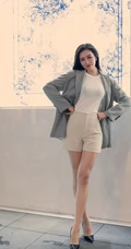 气质漂亮且有气质的女生轻熟Vanessa休闲西服短裤袜装高跟街拍写真套图