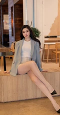 气质漂亮且有气质的女生轻熟Vanessa休闲西服短裤袜装高跟街拍写真套图