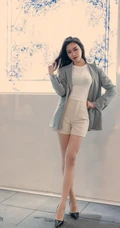 气质漂亮且有气质的女生轻熟Vanessa休闲西服短裤袜装高跟街拍写真套图
