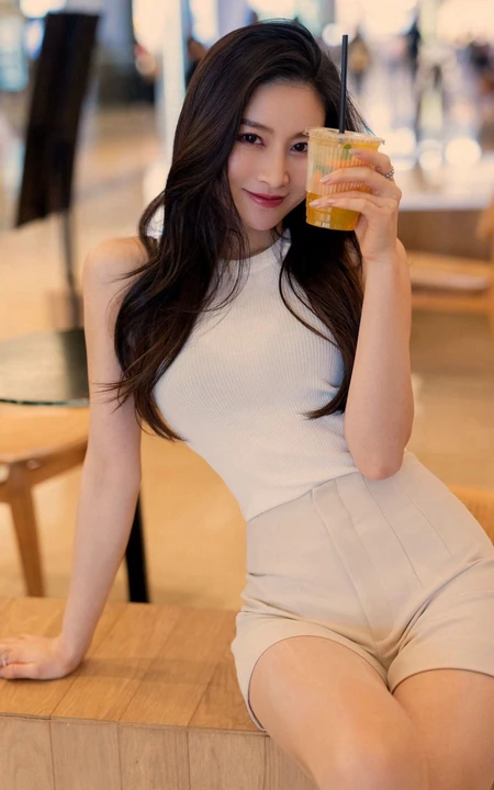 气质漂亮且有气质的女生轻熟Vanessa休闲西服短裤袜装高跟街拍写真套图