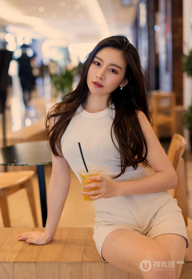 气质漂亮且有气质的女生轻熟Vanessa休闲西服短裤袜装高跟街拍写真套图