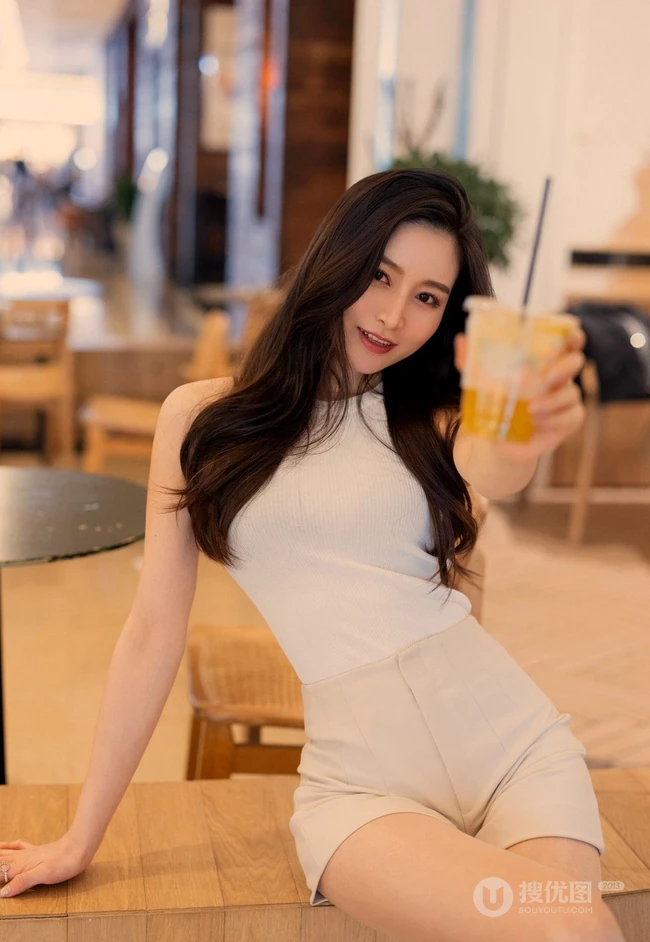 气质漂亮且有气质的女生轻熟Vanessa休闲西服短裤袜装高跟街拍写真套图