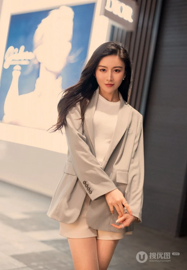 气质漂亮且有气质的女生轻熟Vanessa休闲西服短裤袜装高跟街拍写真套图