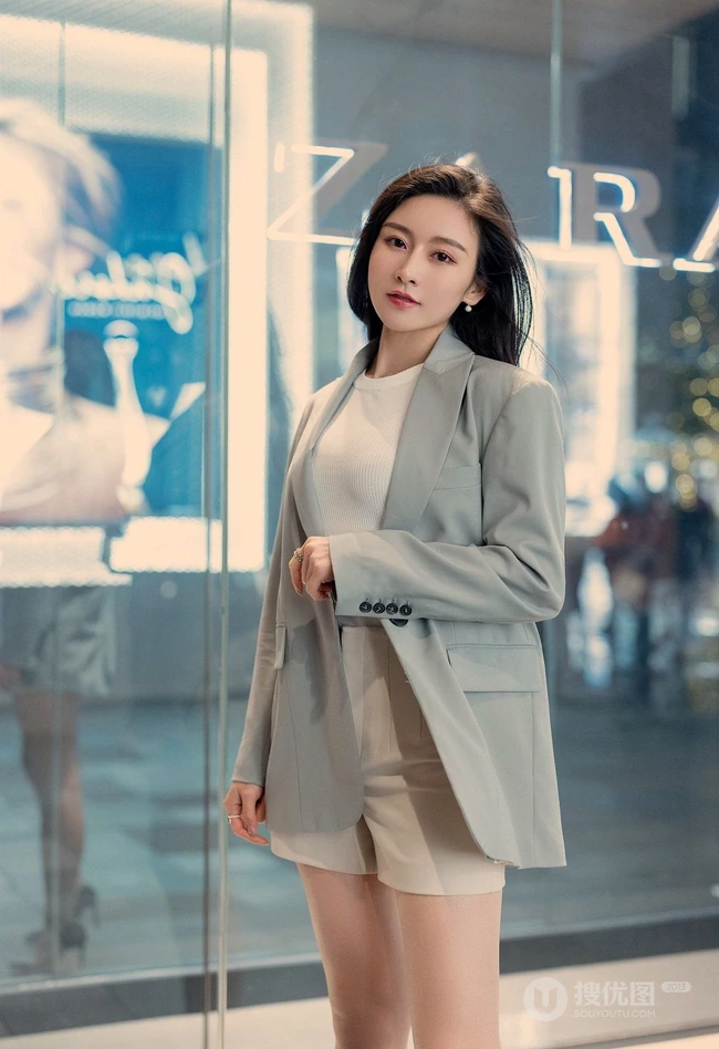 气质漂亮且有气质的女生轻熟Vanessa休闲西服短裤袜装高跟街拍写真套图