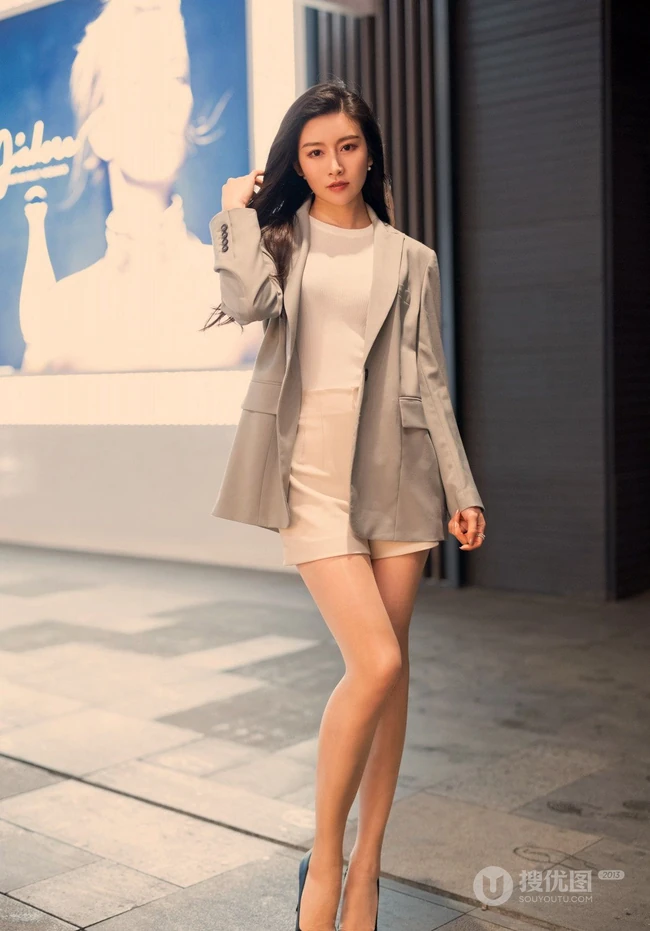 气质漂亮且有气质的女生轻熟Vanessa休闲西服短裤袜装高跟街拍写真套图