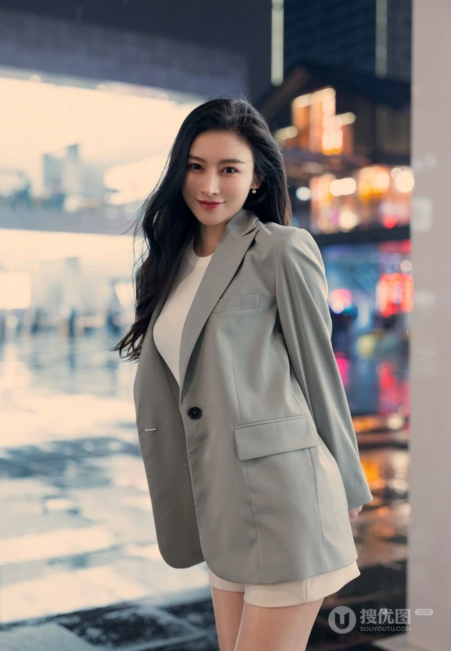 气质漂亮且有气质的女生轻熟Vanessa休闲西服短裤袜装高跟街拍写真套图