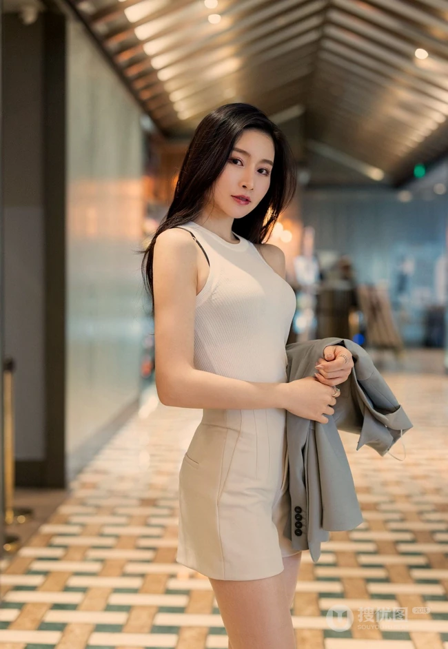 气质漂亮且有气质的女生轻熟Vanessa休闲西服短裤袜装高跟街拍写真套图