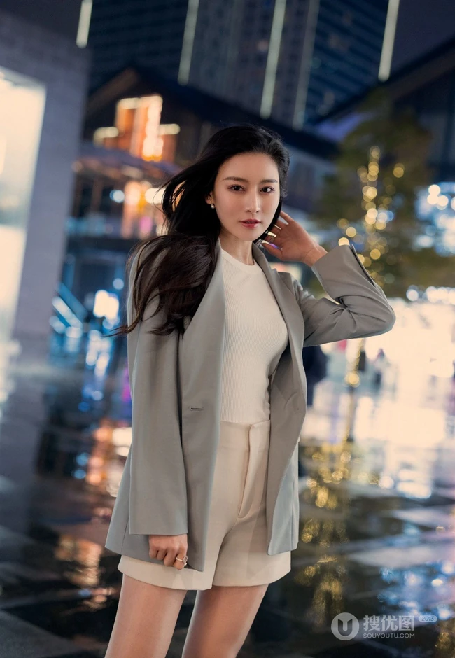 气质漂亮且有气质的女生轻熟Vanessa休闲西服短裤袜装高跟街拍写真套图