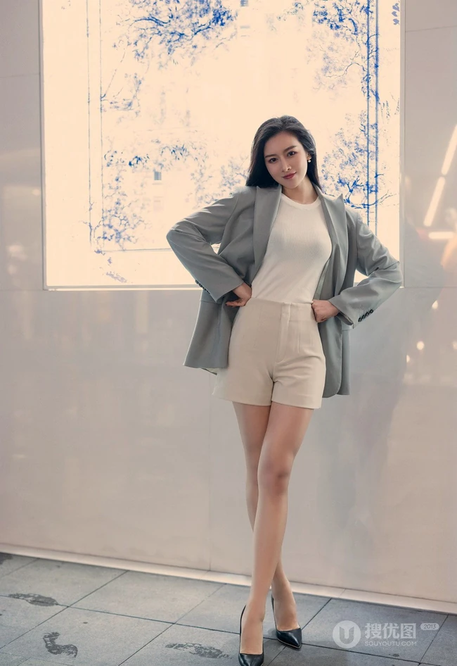 气质漂亮且有气质的女生轻熟Vanessa休闲西服短裤袜装高跟街拍写真套图