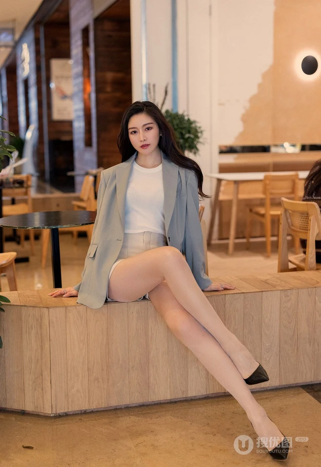 气质漂亮且有气质的女生轻熟Vanessa休闲西服短裤袜装高跟街拍写真套图