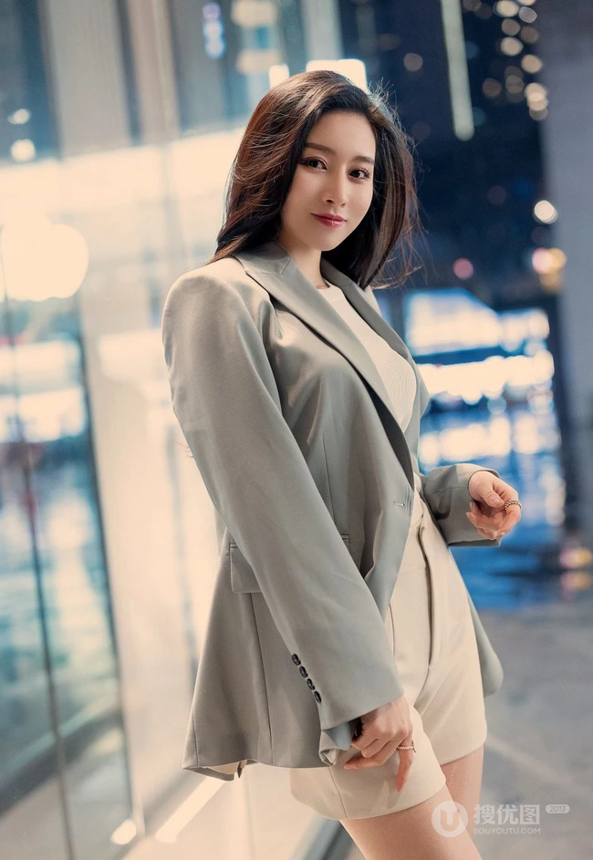 气质漂亮且有气质的女生轻熟Vanessa休闲西服短裤袜装高跟街拍写真套图