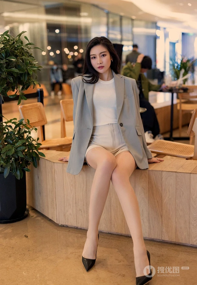 气质漂亮且有气质的女生轻熟Vanessa休闲西服短裤袜装高跟街拍写真套图