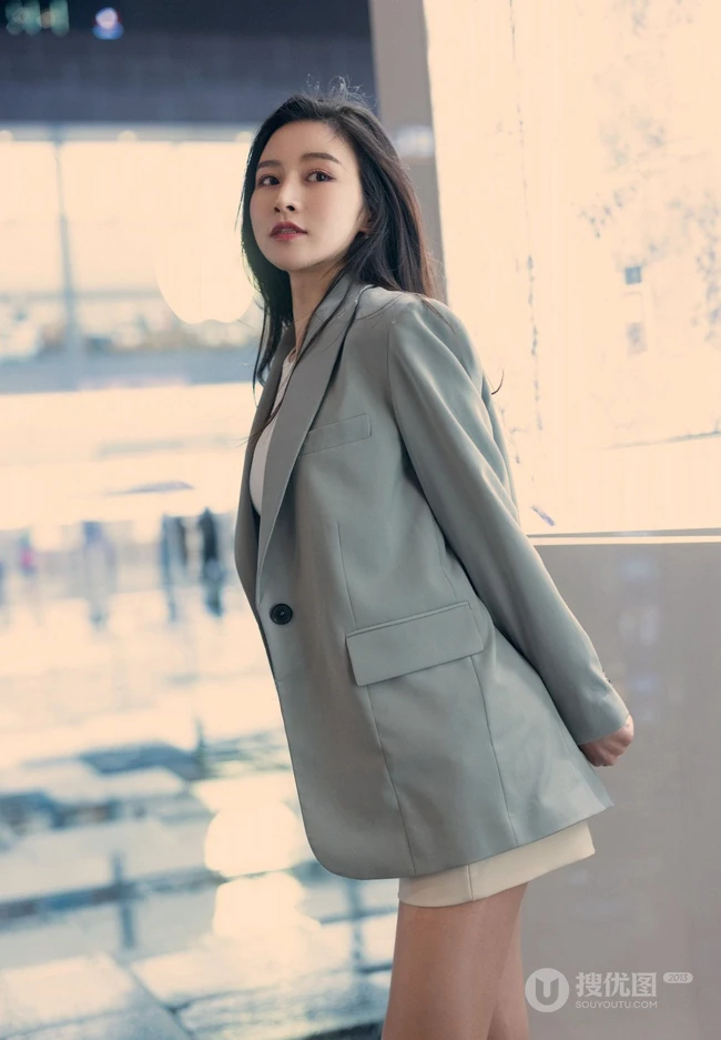 气质漂亮且有气质的女生轻熟Vanessa休闲西服短裤袜装高跟街拍写真套图
