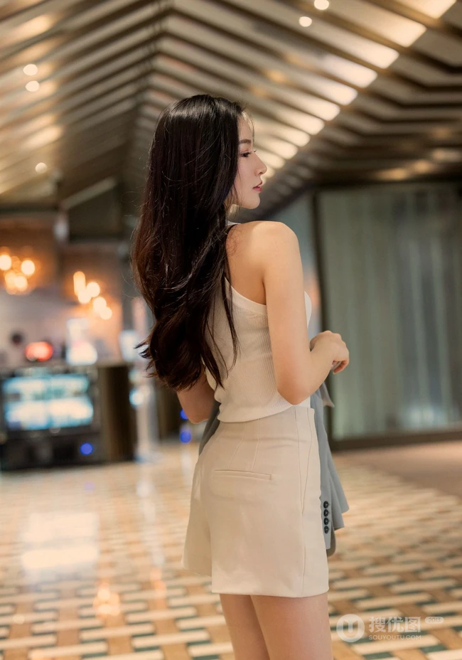 气质漂亮且有气质的女生轻熟Vanessa休闲西服短裤袜装高跟街拍写真套图