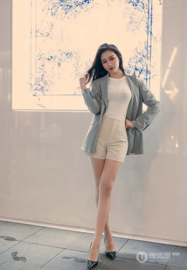 气质漂亮且有气质的女生轻熟Vanessa休闲西服短裤袜装高跟街拍写真套图